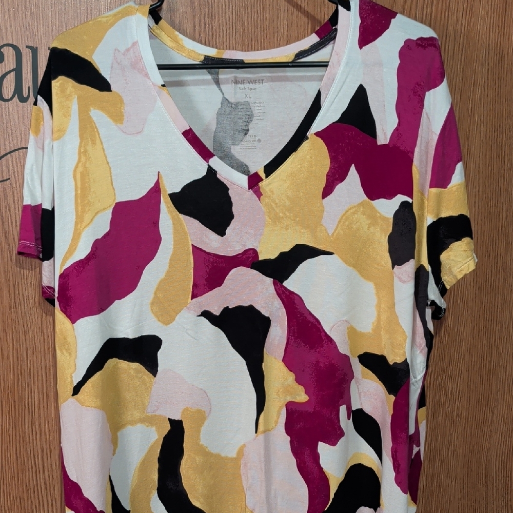 Nine West Multicolor Abstract V-Neck Short Sleeve Top